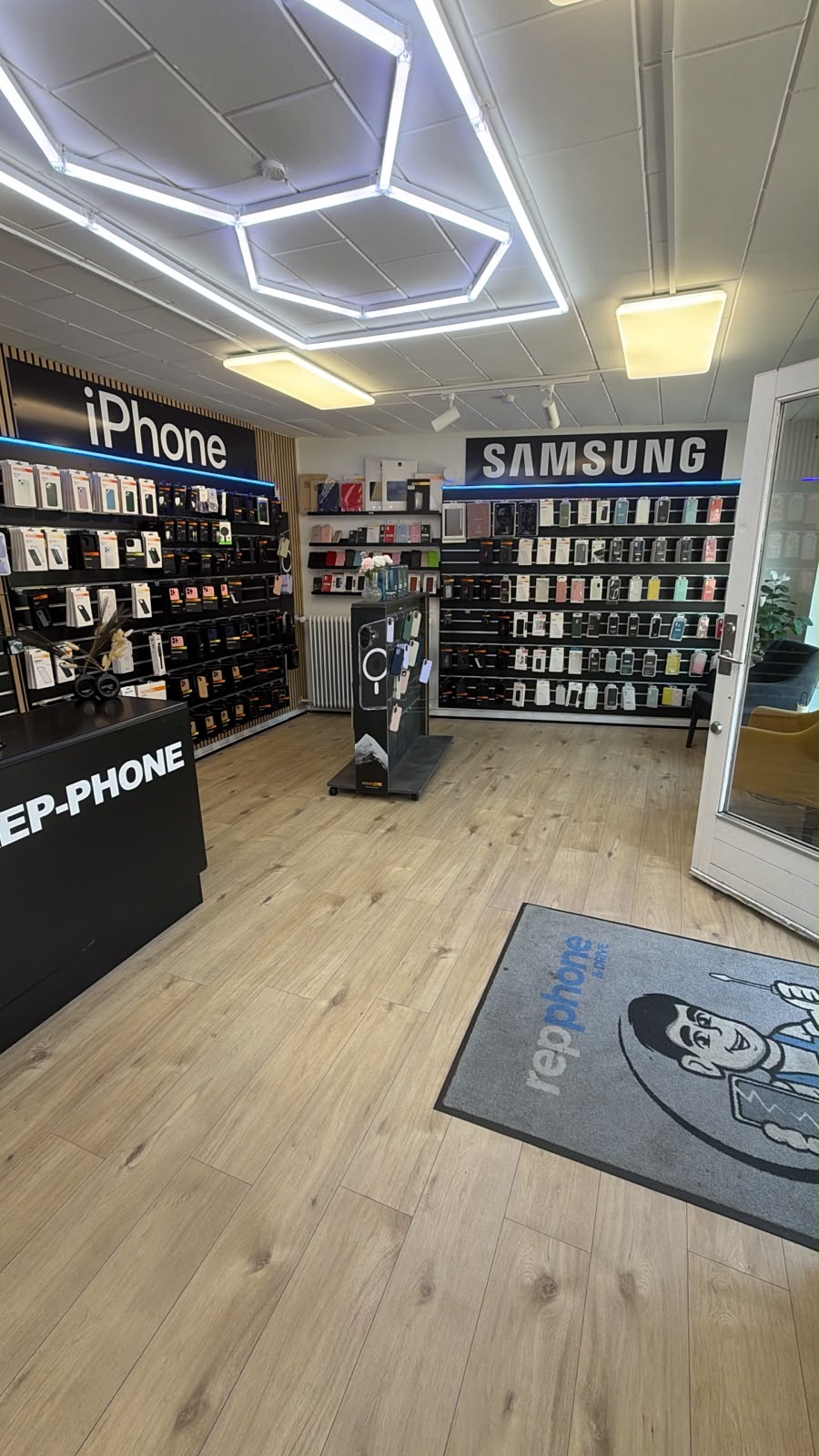 Tekniker reparerer telefon